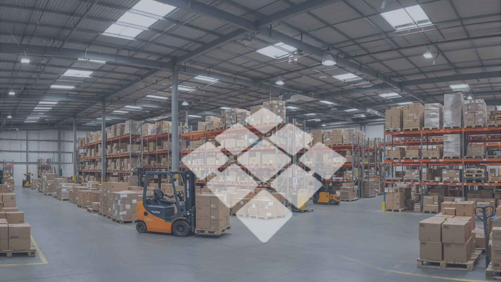 galpão logistico com várias caixas e empilhadeira