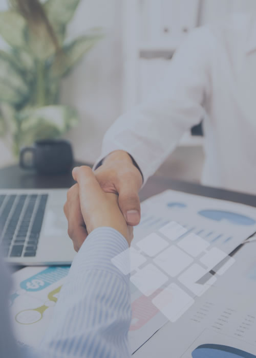 Aperto de mãos simbolizando acerto financeiro relacionado à operação de frota, representando parceria, confiança e fechamento de despesas logísticas
