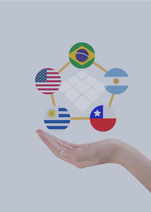 Mão suspensa no ar com globos representando Brasil, Argentina, Chile e Estados Unidos acima dela.