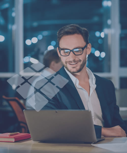 freight forwarder utilizando computador com sistema LANSIS para gerenciar logística internacional