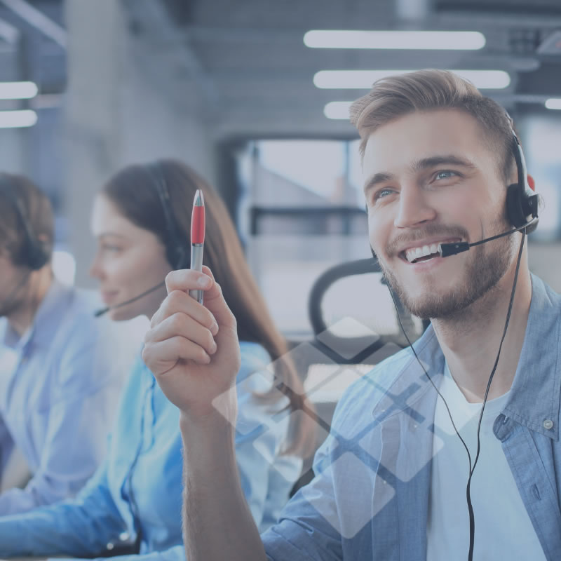 Profissional oferecendo suporte ao cliente, representando atendimento e dedicação ao serviço