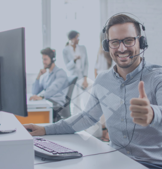 Profissional de suporte técnico em ambiente corporativo, sorrindo e sinalizando positividade — atendimento ao cliente com qualidade e confiança.