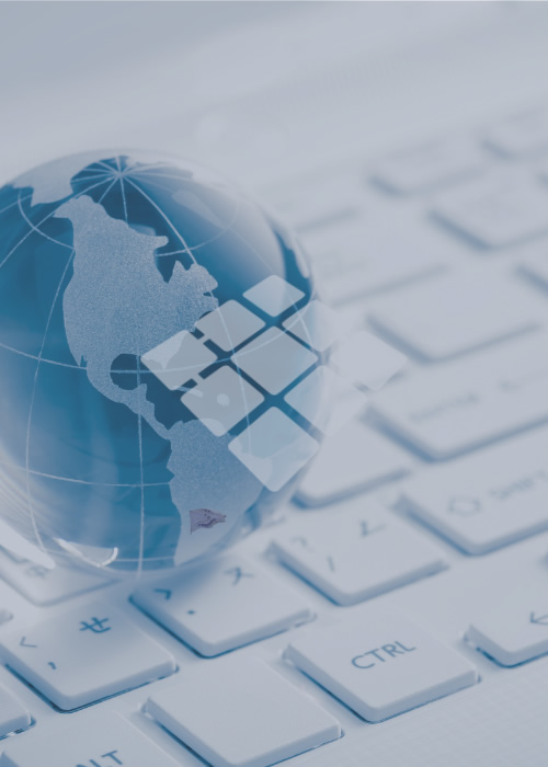 Globo terrestre sobre teclado, simbolizando a conexão digital e globalização no transporte internacional.