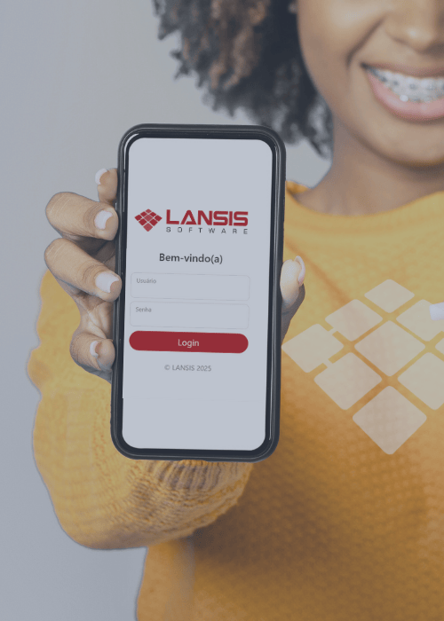 Mão de pessoa segurando celular com tela exibindo sistema de webtracking de operações
